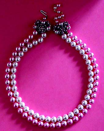 a beautiful vintage costume jewelry necklace unsigned
