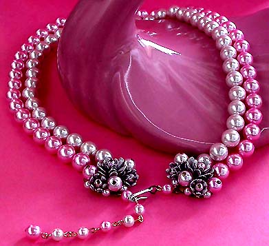 a beautiful vintage costume jewelry necklace unsigned