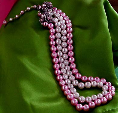 a beautiful vintage costume jewelry necklace unsigned