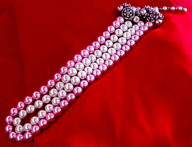 a beautiful vintage costume jewelry necklace unsigned