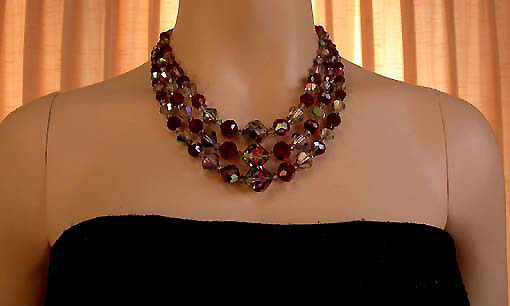 a beautiful vintage costume jewelry necklace unsigned