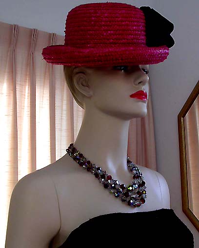 a beautiful vintage costume jewelry necklace unsigned