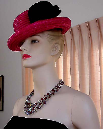 a beautiful vintage costume jewelry necklace unsigned