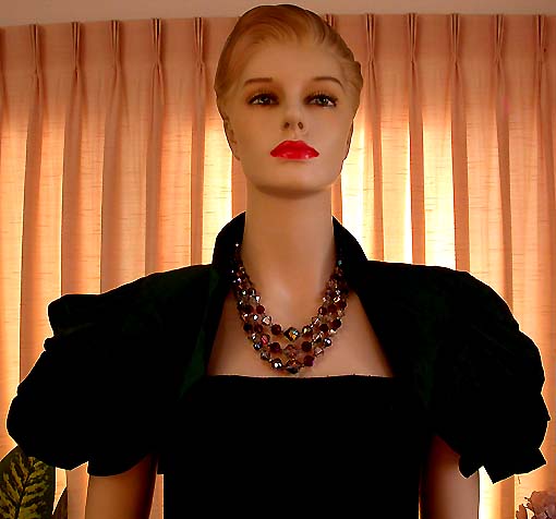 a beautiful vintage costume jewelry necklace unsigned