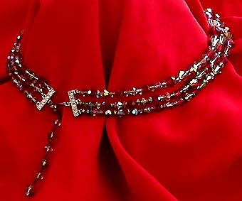 a beautiful vintage costume jewelry necklace unsigned