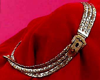 a beautiful vintage costume jewelry necklace unsigned