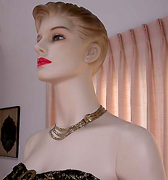 a beautiful vintage costume jewelry necklace unsigned