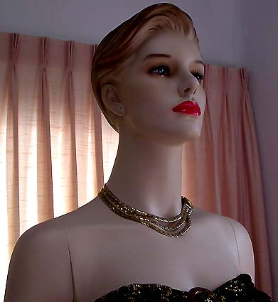 a beautiful vintage costume jewelry necklace unsigned
