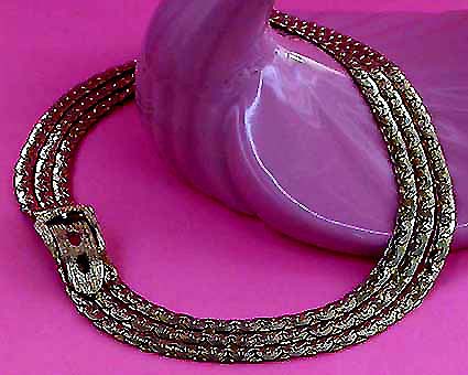 a beautiful vintage costume jewelry necklace unsigned