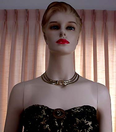 a beautiful vintage costume jewelry necklace unsigned