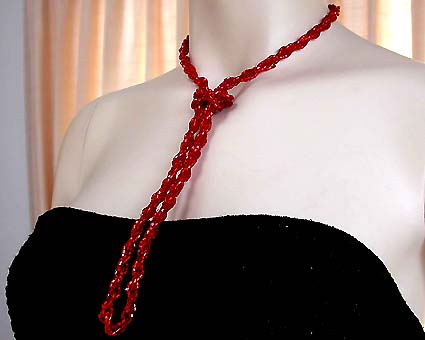 a beautiful vintage costume jewelry necklace unsigned