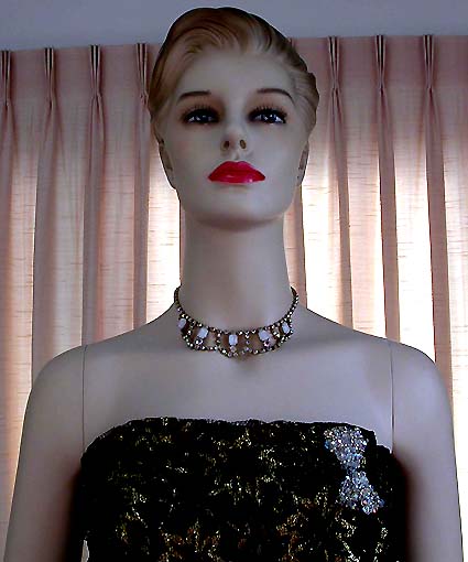a beautiful vintage costume jewelry necklace unsigned