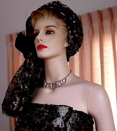 a beautiful vintage costume jewelry necklace unsigned