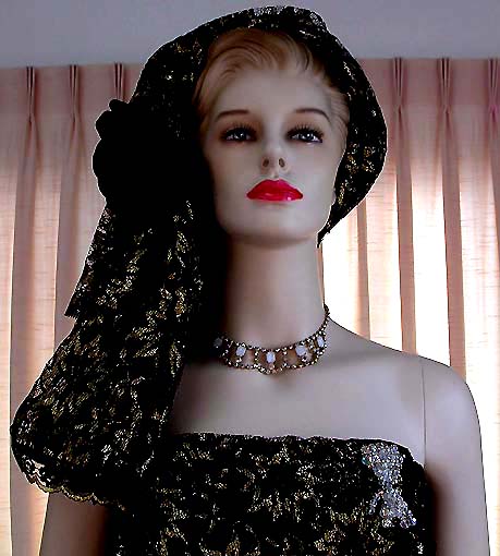 a beautiful vintage costume jewelry necklace unsigned