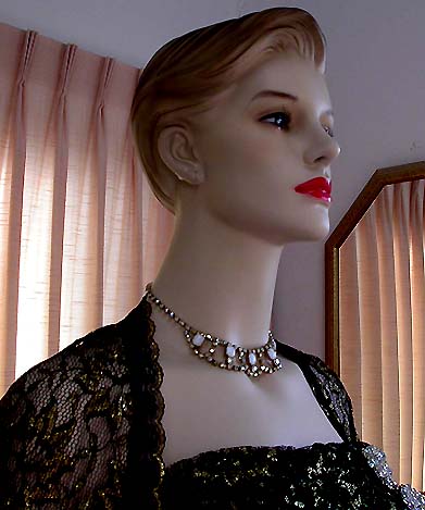 a beautiful vintage costume jewelry necklace unsigned