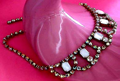 a beautiful vintage costume jewelry necklace unsigned