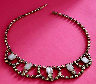a beautiful vintage costume jewelry necklace unsigned