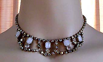 a beautiful vintage costume jewelry necklace unsigned