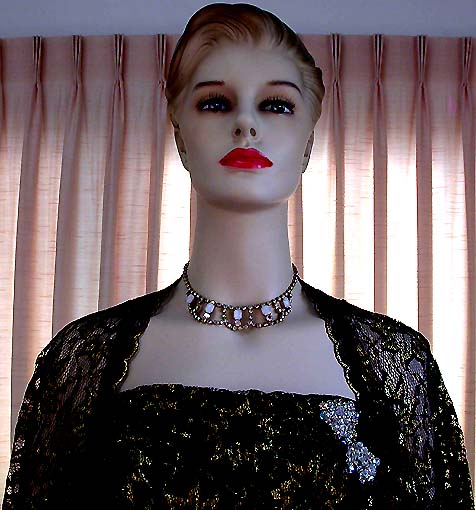 a beautiful vintage costume jewelry necklace unsigned