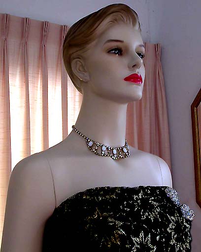 a beautiful vintage costume jewelry necklace unsigned