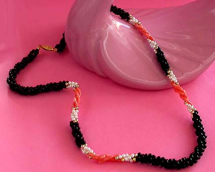 a beautiful vintage costume jewelry necklace unsigned