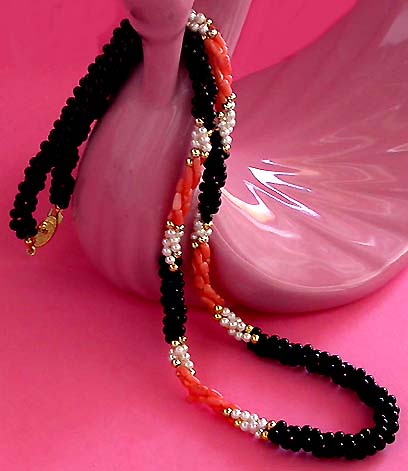 a beautiful vintage costume jewelry necklace unsigned