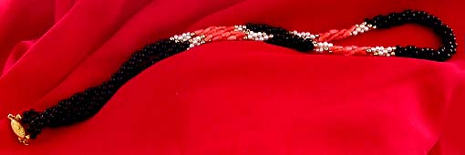 a beautiful vintage costume jewelry necklace unsigned