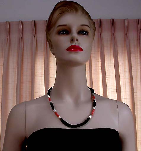 a beautiful vintage costume jewelry necklace unsigned