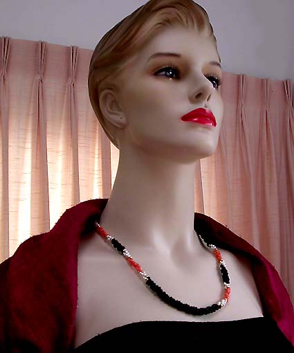 a beautiful vintage costume jewelry necklace unsigned
