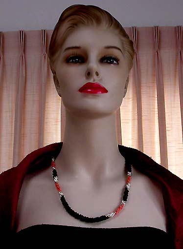 a beautiful vintage costume jewelry necklace unsigned