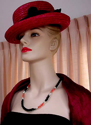 a beautiful vintage costume jewelry necklace unsigned
