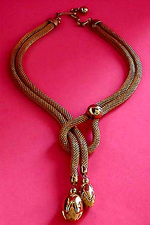 a beautiful vintage costume jewelry necklace unsigned