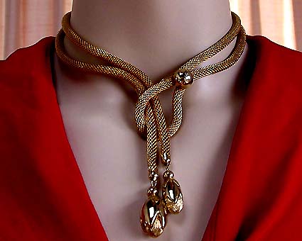 a beautiful vintage costume jewelry necklace unsigned