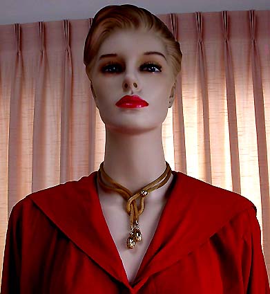 a beautiful vintage costume jewelry necklace unsigned