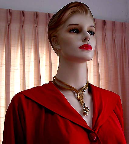 a beautiful vintage costume jewelry necklace unsigned