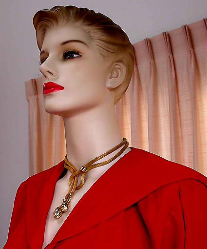 a beautiful vintage costume jewelry necklace unsigned