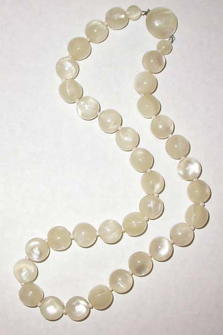 a beautiful vintage costume jewelry necklace Unsigned