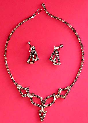a beautiful vintage costume jewelry necklace unsigned
