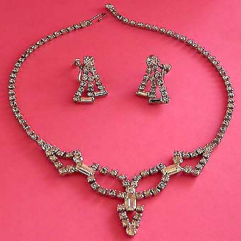 a beautiful vintage costume jewelry necklace unsigned