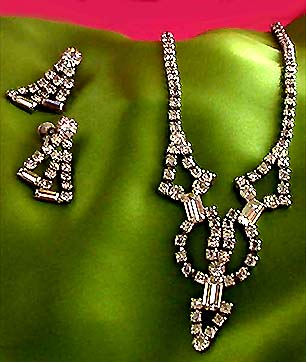 a beautiful vintage costume jewelry necklace unsigned