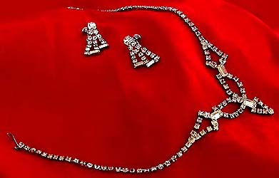 a beautiful vintage costume jewelry necklace unsigned
