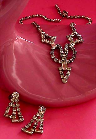 a beautiful vintage costume jewelry necklace unsigned