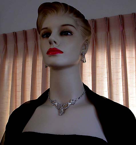 a beautiful vintage costume jewelry necklace unsigned
