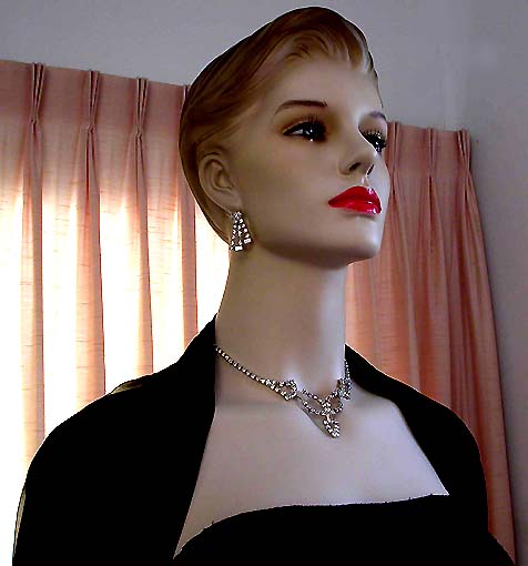 a beautiful vintage costume jewelry necklace unsigned