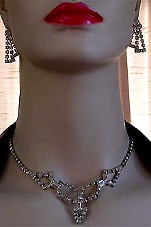 a beautiful vintage costume jewelry necklace unsigned
