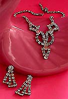 a beautiful vintage costume jewelry necklace unsigned