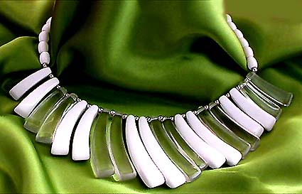 a beautiful vintage costume jewelry necklace unsigned