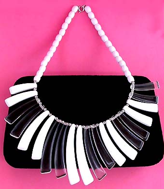 a beautiful vintage costume jewelry necklace unsigned