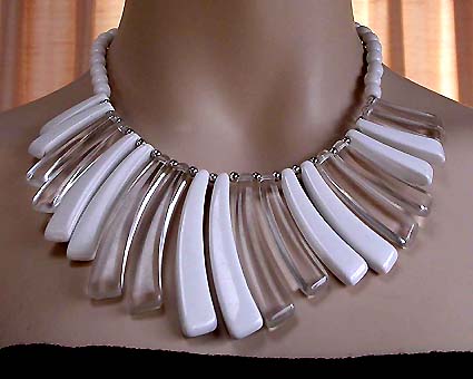 a beautiful vintage costume jewelry necklace unsigned