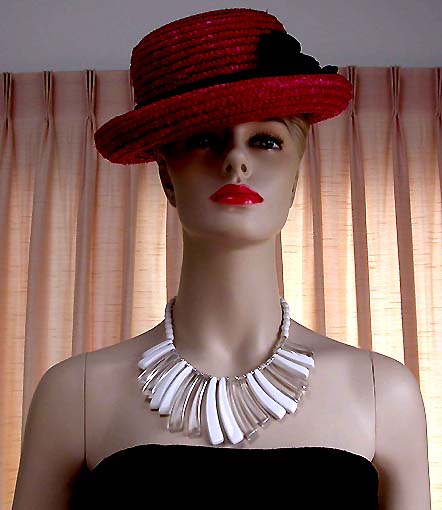 a beautiful vintage costume jewelry necklace unsigned